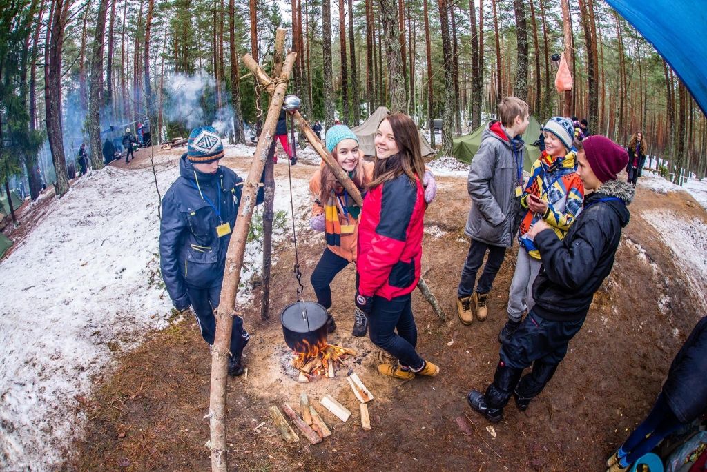 Skauti un gaidas ziemas nometnē “Baltais Vilks”