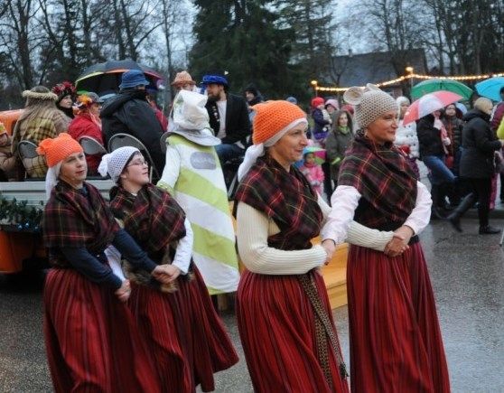 Valkas deju kolektīva vadītāja:  Jāpārstāj sēdēt malā 