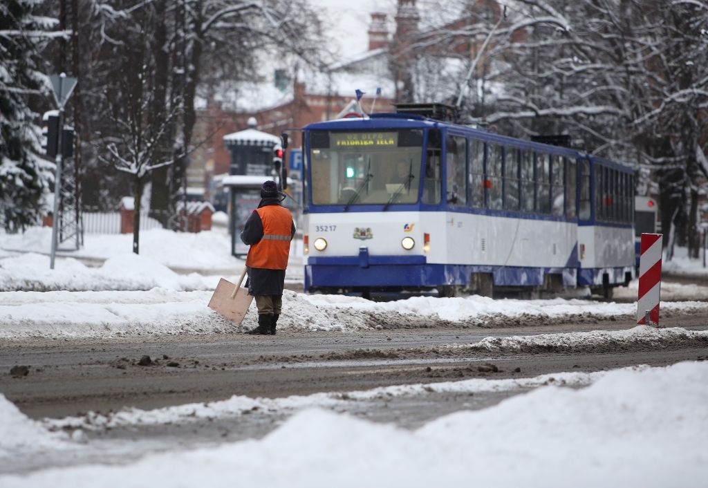 Rīgas satiksmei sūdzas gan par aukstiem, gan pārlieku piesildītiem transportlīdzekļiem