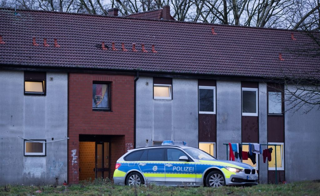 Izmeklētāji: Parīzē nošautais uzbrucējs dzīvojis patvēruma meklētāju centrā Vācijā
