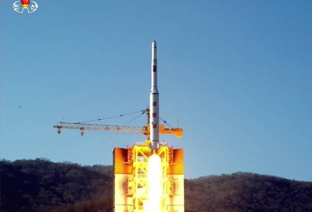Ziemeļkoreja nogādā orbītā satelītu, izsaucot starptautisku sašutumu (papildināts 10:04)