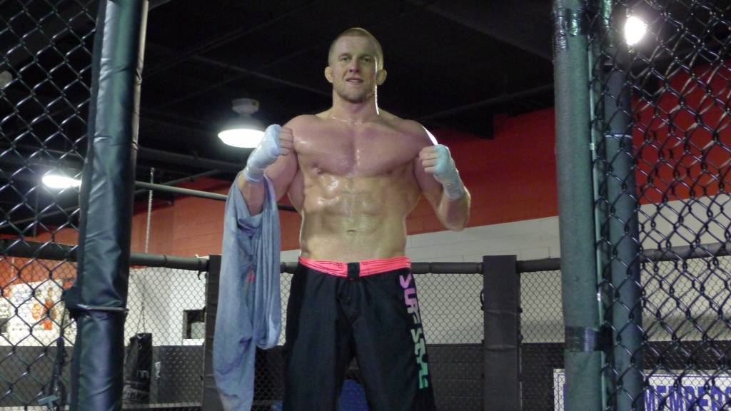 VIDEO: Latvijas cīkstonis Cirkunovs savā otrajā UFC cīņā salauž pretiniekam žokli