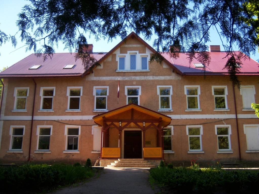 Valkas novadā Ozolu pamatskolu reorganizēs par sākumskolu
