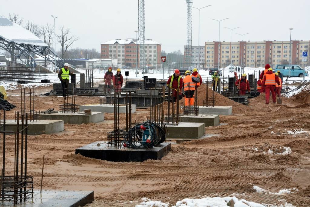 FOTO: Valmieras jaunā baseina pamatos iemūrē kapsulu