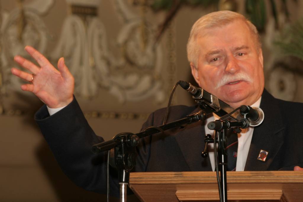 Valensa: Dokumenti par sadarbību ar slepenajiem dienestiem jāpēta starptautiskajiem ekspertiem