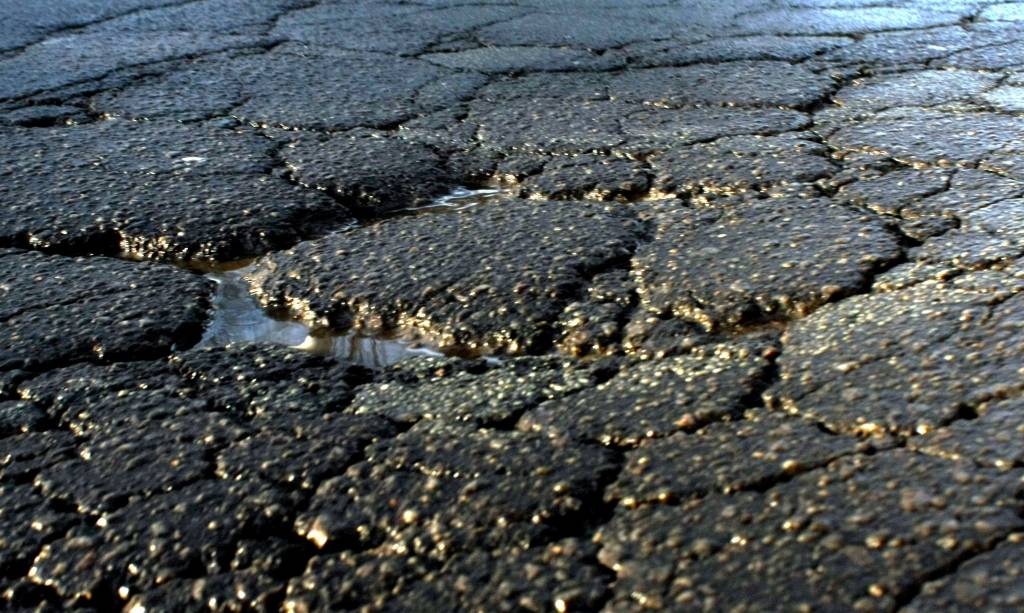VK: Pašvaldību ielu un ceļu pārvaldībā dominē bedrīšu lāpīšanas domāšana