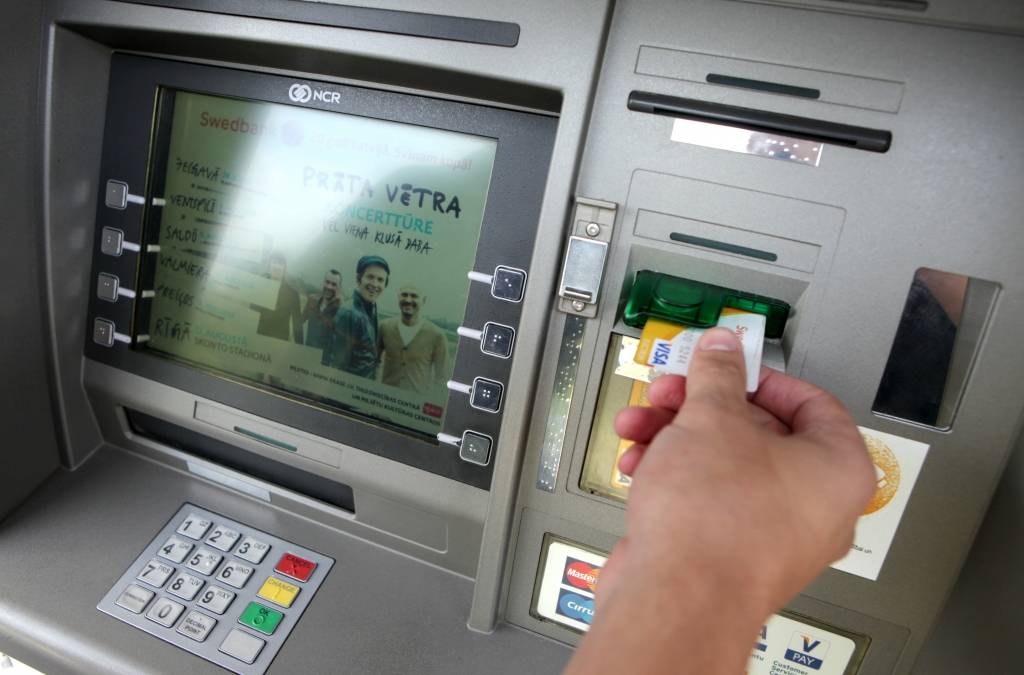 Pērn bankomātos iemaksāti 2,59 miljardi eiro