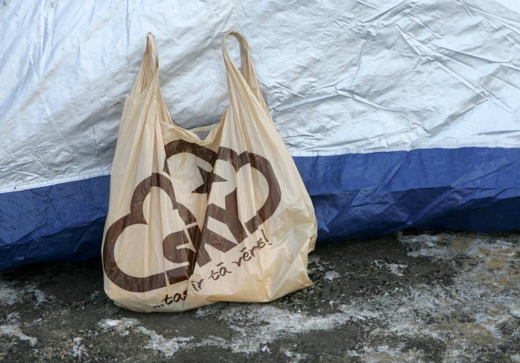 Vides eksperti iesaka plastmasas maisiņiem būtiski palielināt nodokļa likmi