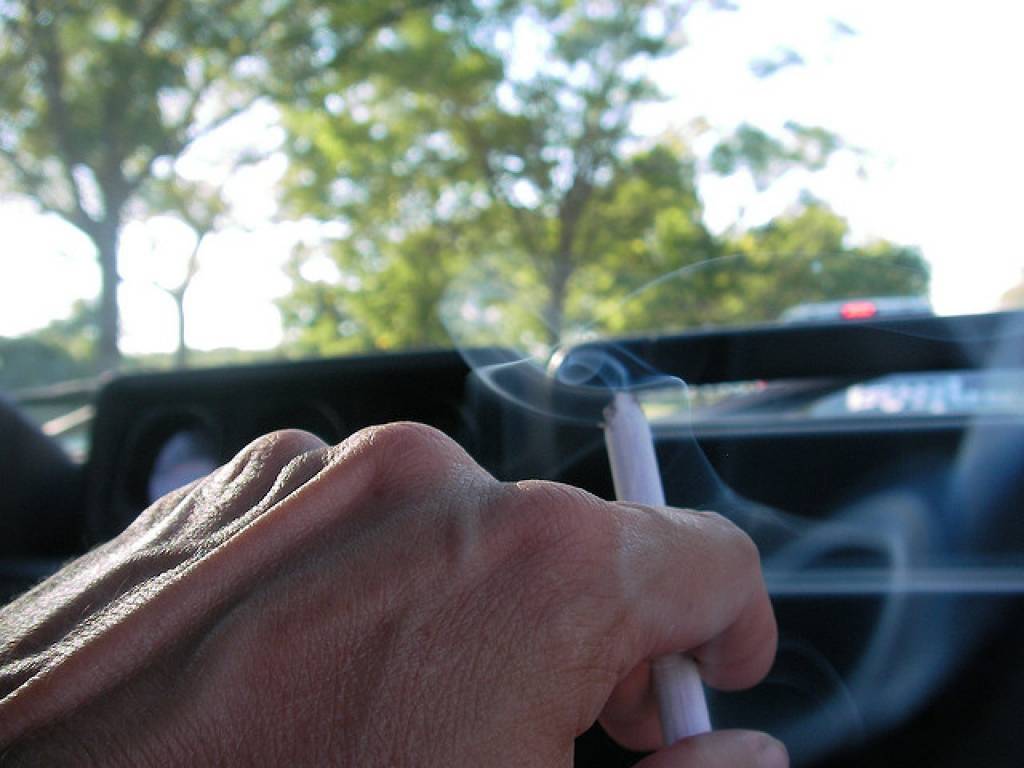 No tabakas aprites likumprojekta tomēr izņem aizliegumu smēķēt privātajā automašīnā