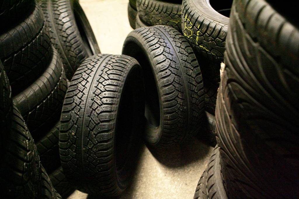 Par krāpšanām saistībā ar auto riepu piegādi aizturēts vīrietis 