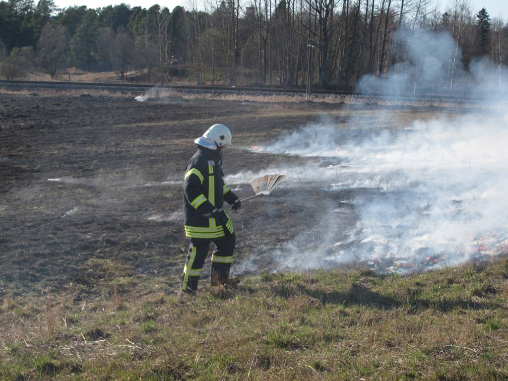 Valkas pusē latviešu absurdais hobijs - kūlas dedzināšana - uzņem apgriezienus