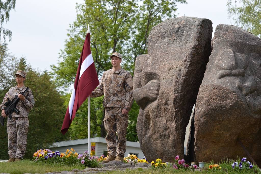 Piemiņas vietās atceras deportētos