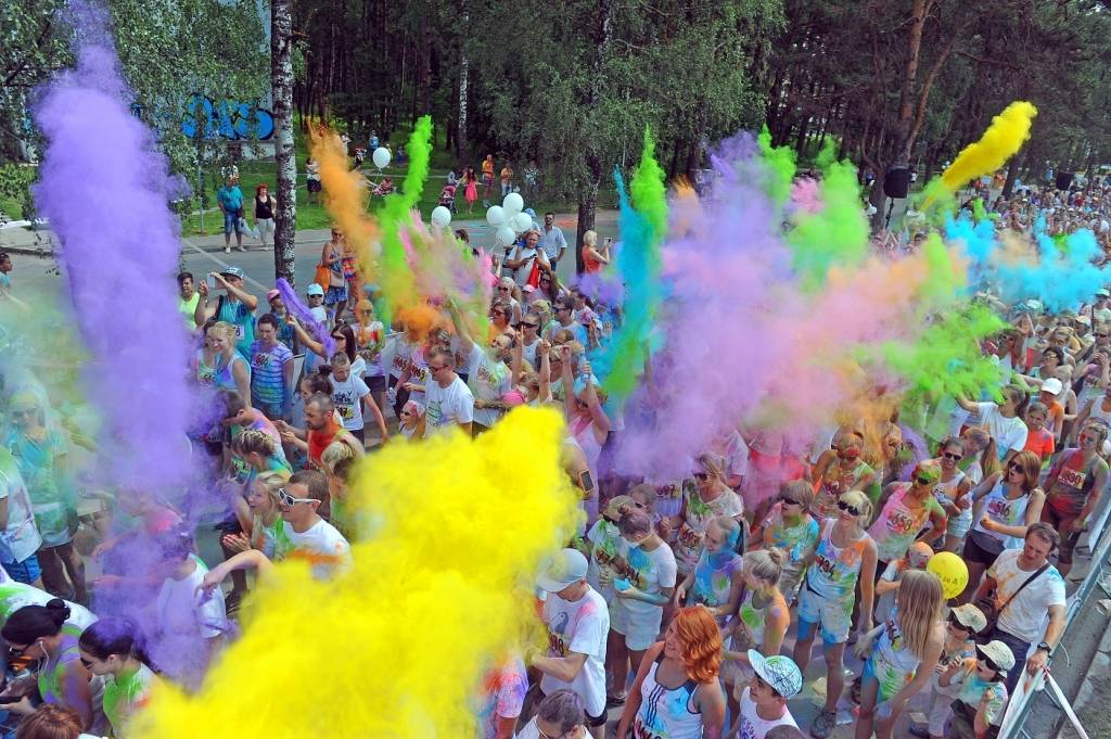 FOTO: Jūrmalas Krāsu skrējiens pulcē ap 3500 dalībnieku