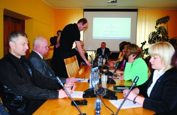 KNAB soda Smiltenes domes priekšnieku un astoņus deputātus