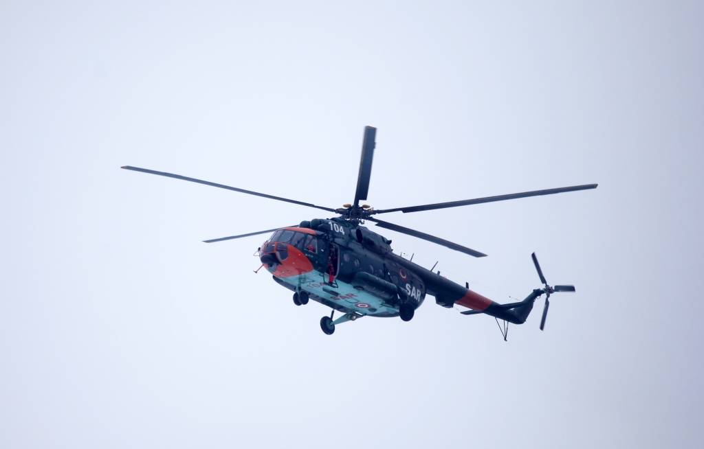 Mediķi NBS helikopterā dodas glābt koka šķilas caururbtu vīrieti