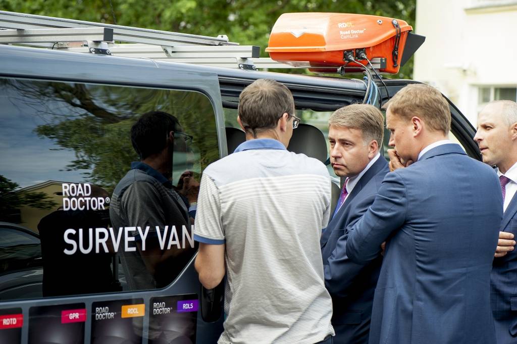 Fotoreportāža: satiksmes ministra vizīte uz LVC Ceļu laboratoriju