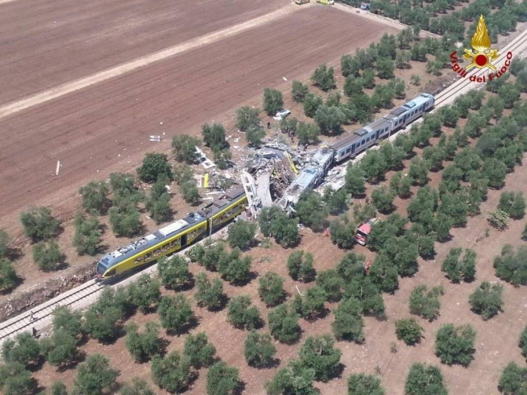 FOTO: Itālijā vilcienu frontālā sadursmē vismaz 20 upuri (papildināts 16:09)