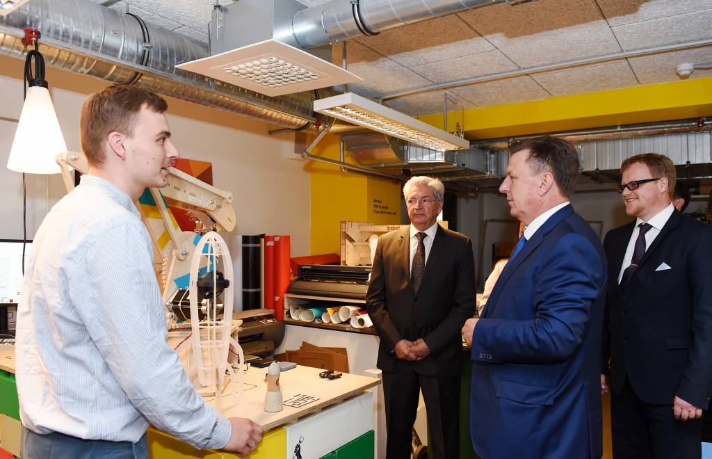 FOTO: Kučinskis viesojas RTU laboratorijās Ķīpsalā
