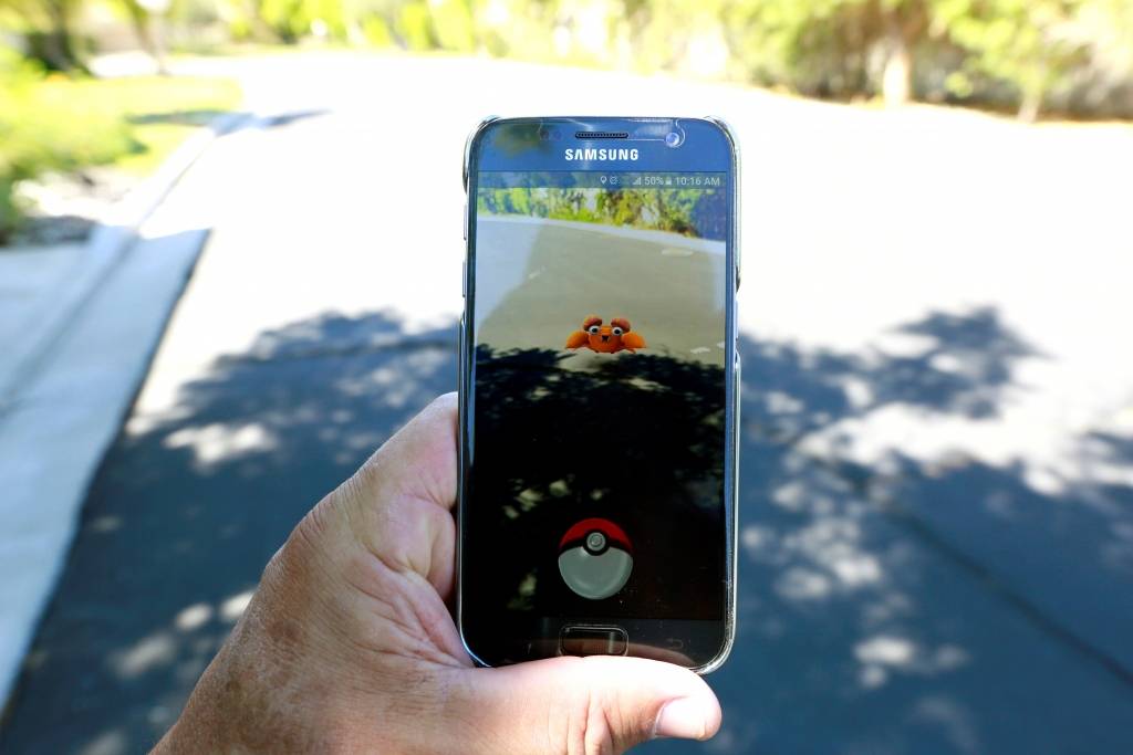 Pokemonus mēģina "medīt" pat holokausta memoriālā un kapsētās