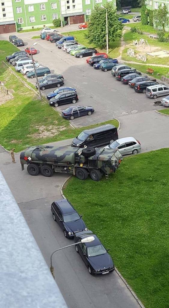 ASV armijas benzīna vedējs pēc kļūdaina pagrieziena pārsteidz Vecmīlgrāvja iemītniekus