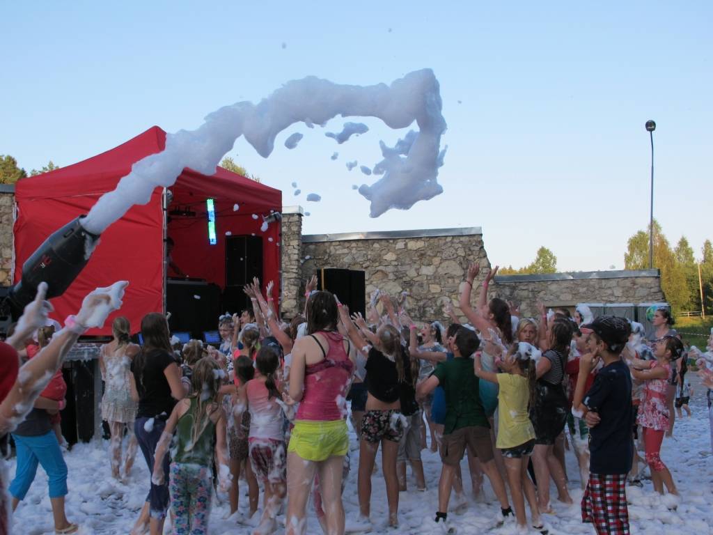 Šīs vasaras krāsainākie piedzīvojumi – Putu ballīte un Krāsu festivāls