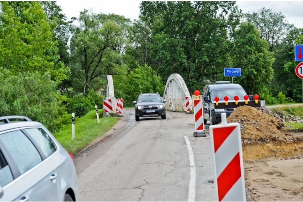 FOTO: Topošais Bluku tilts salīdzinājumā ar Staļģenes šoseju ir kā glīta poga pie paveciem svārkiem