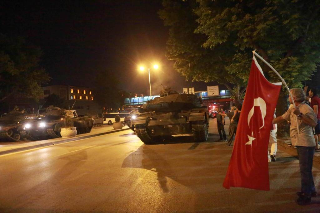 Papildināta - Atsevišķas sadursmes Turcijā turpinās, Ankarā aviācija bombardē dumpinieku tankus