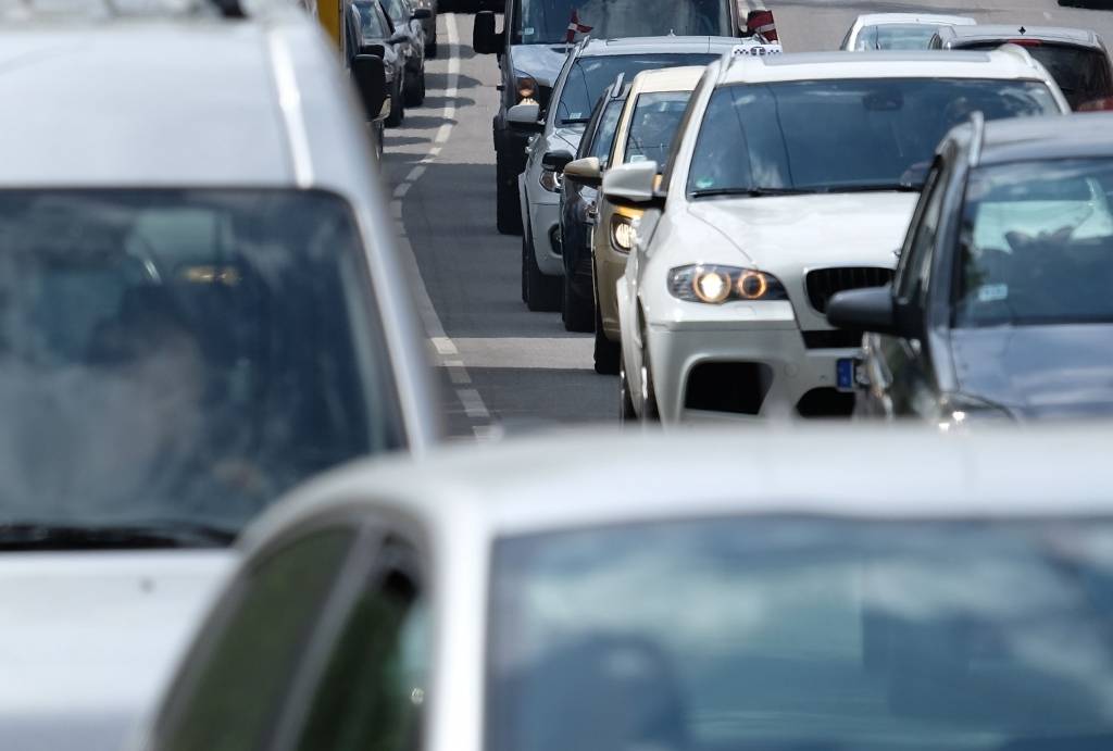 Ceļa seguma atjaunošanas darbu laikā Rīgā, Lāčplēša ielā, būtiski palēnināta satiksme