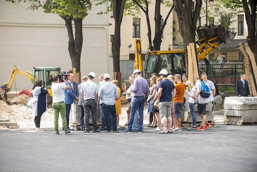FOTO: Divās Rīgas skolās paplašina ēdamzāles