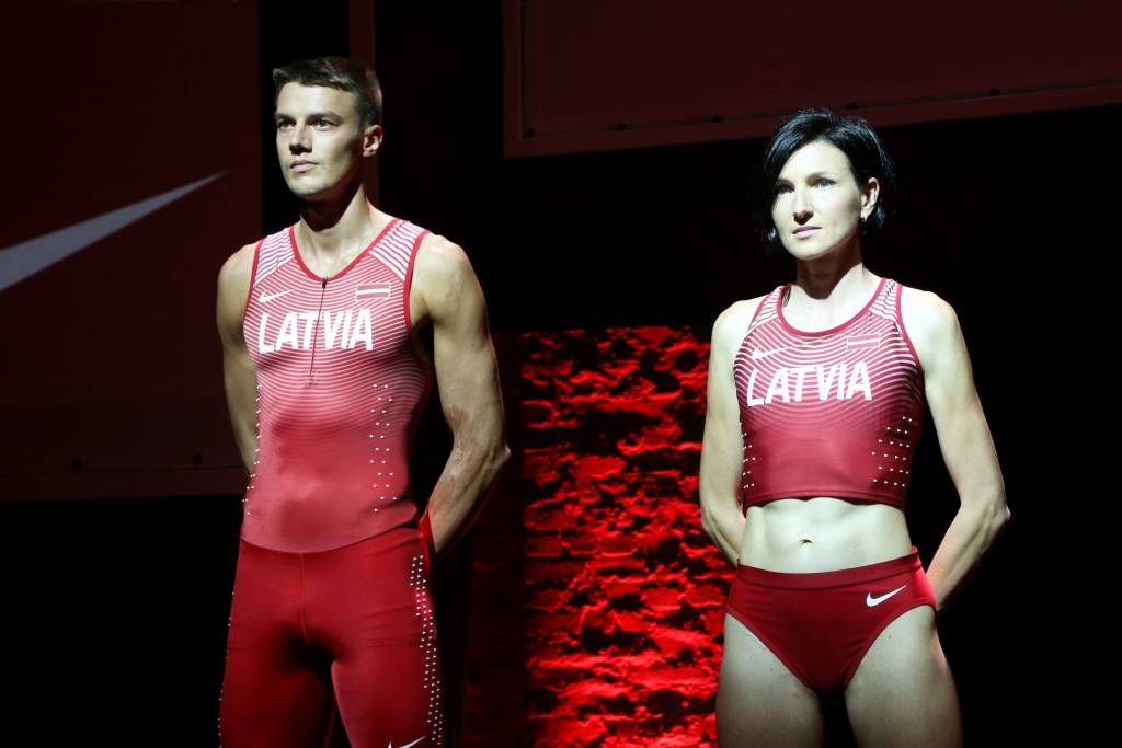 FOTO: Latvijas vieglatlēti turpmāk startēs īpašos tērpos