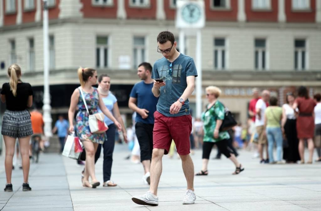  FOTO: Pasauli pārņēmis pokemonu ķeršanas trakums