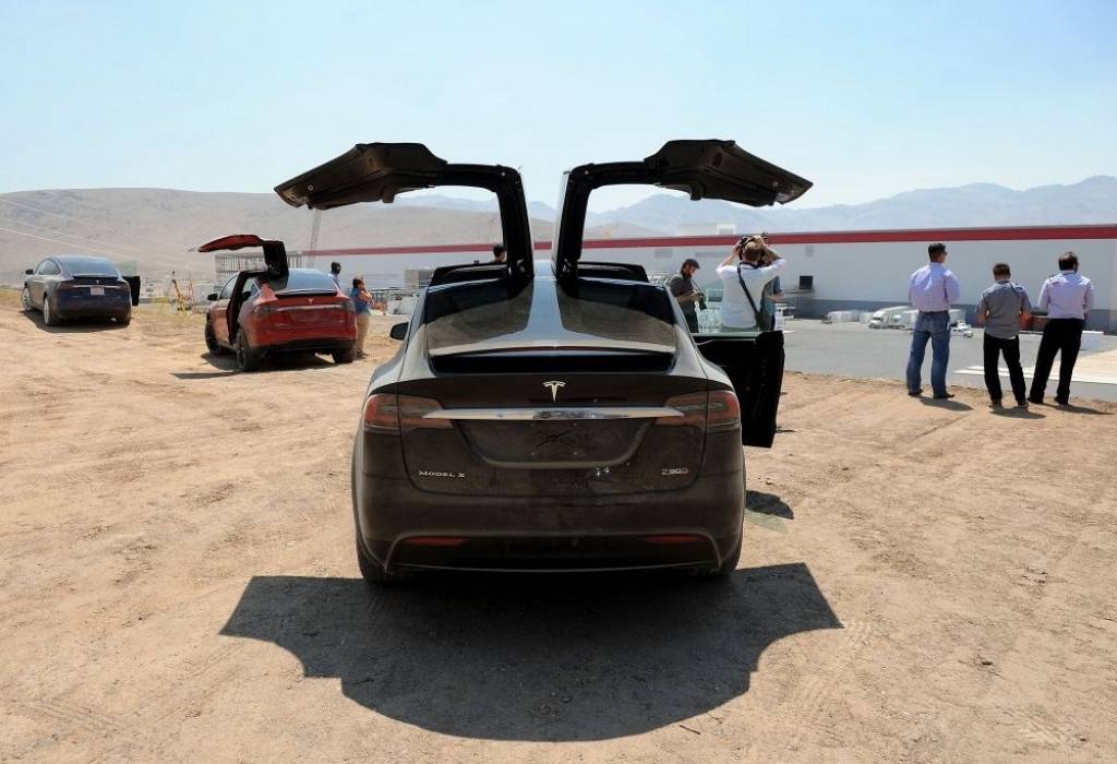 FOTO: Tesla 5 miljardus vērtā rūpnīca Nevadas tuksnesī