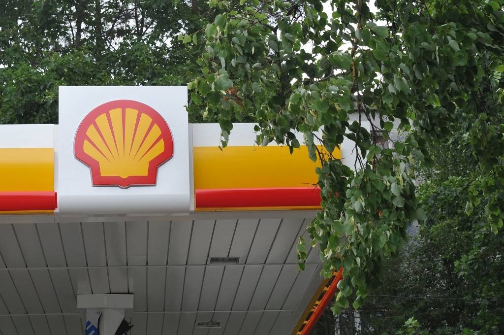Shell atver pirmās degvielas uzpildes stacijas