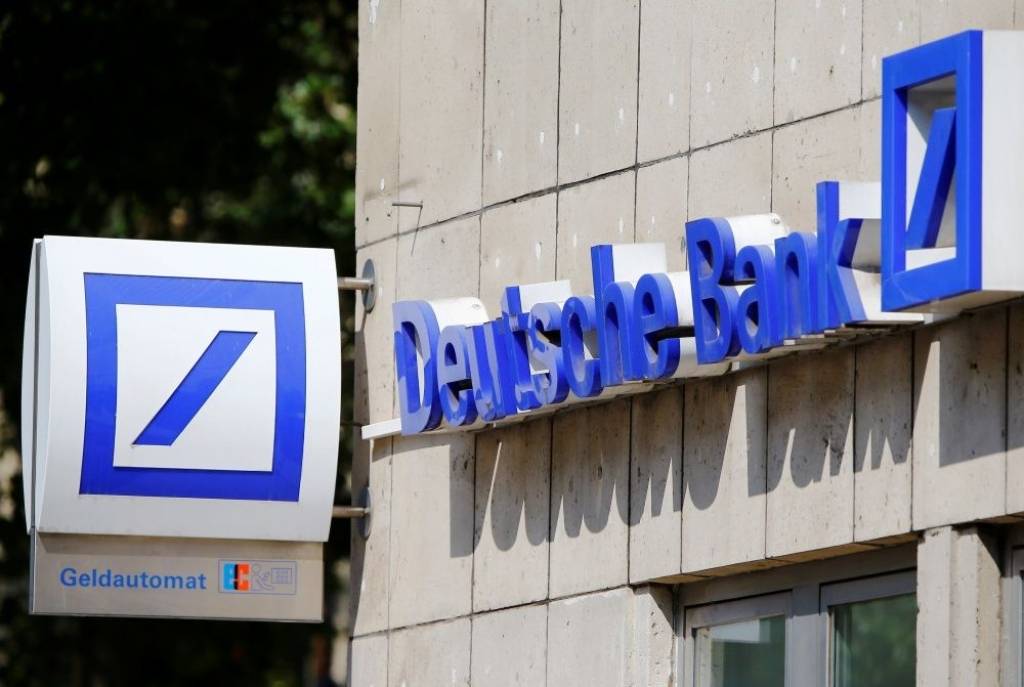 Bloomberg: Deutsche Bank plāno pārtraukt ASV dolāru maksājumus daļai Latvijas banku
