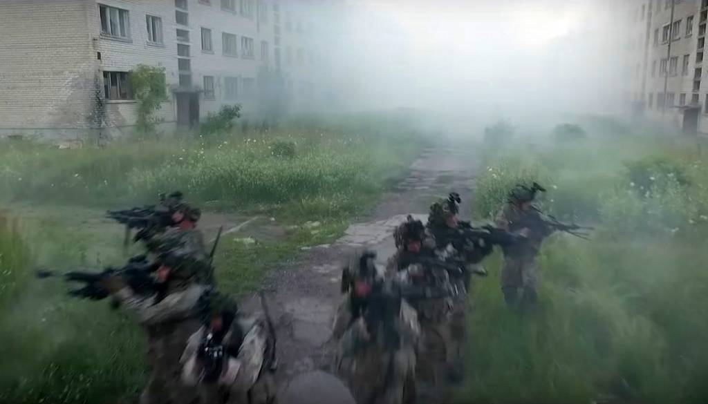 Gluži kā asa sižeta filmā - NBS iespaidīgā video demonstrē kauju apdzīvotā vietā