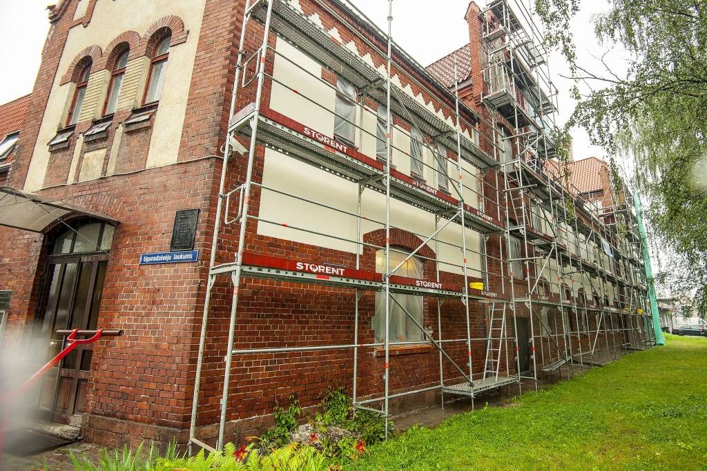 FOTO: Restaurē vēsturiskās fasādes Rīgas 1. slimnīcas un Latvijas Ugunsdzēsības muzeja ēkām