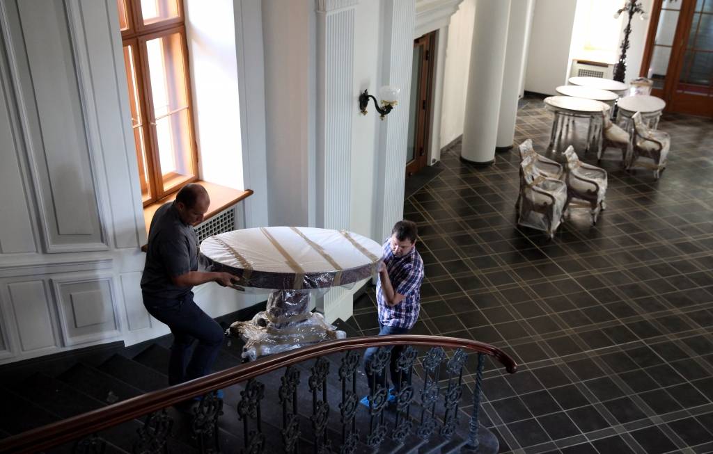 FOTO: Rīgas pilī atgriežas restaurētās vēsturiskās mēbeles