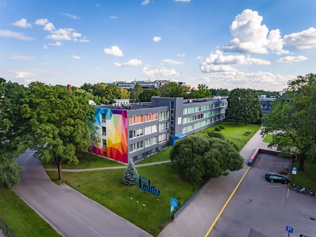 Papildināts - Biznesa augstskola Turība, ieguldot 157 000 eiro, iegūst jaunu veidolu