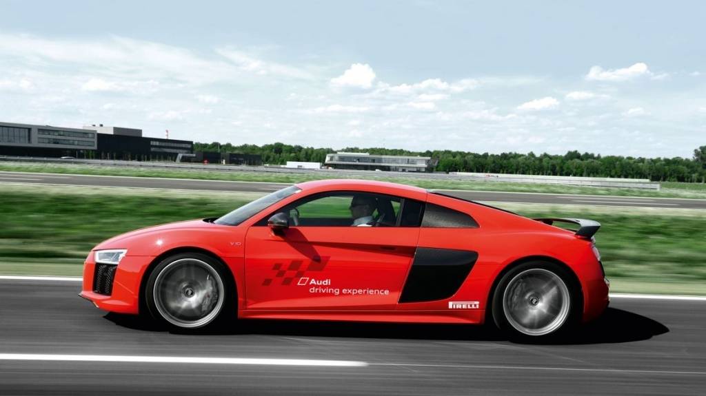Biķerniekos dārdēs Audi R8 salūts