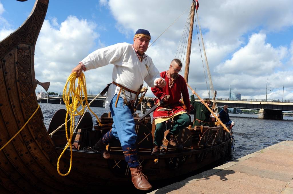 FOTO: Atpūtas braucienus Daugavā sāk piedāvāt arī vikingu kuģis