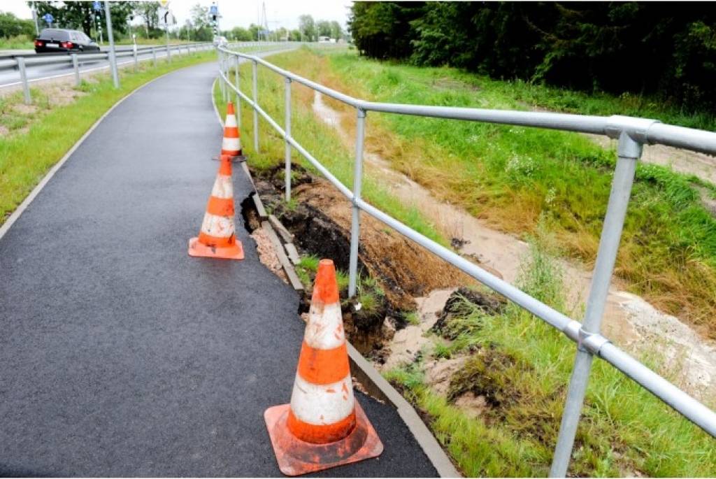 FOTO: Lietus izskalo pērn būvēto veloceliņu 