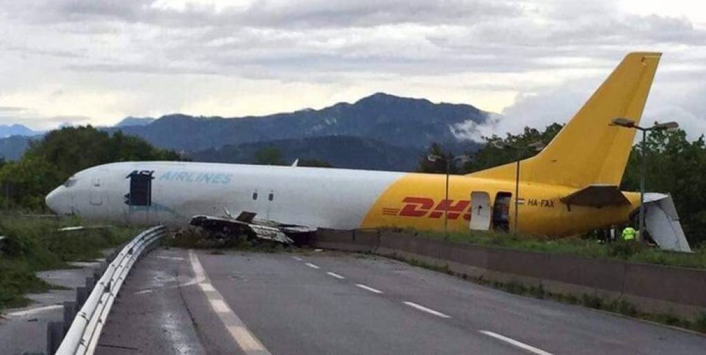 FOTO: DHL kravas lidmašīna piezemējas uz šosejas