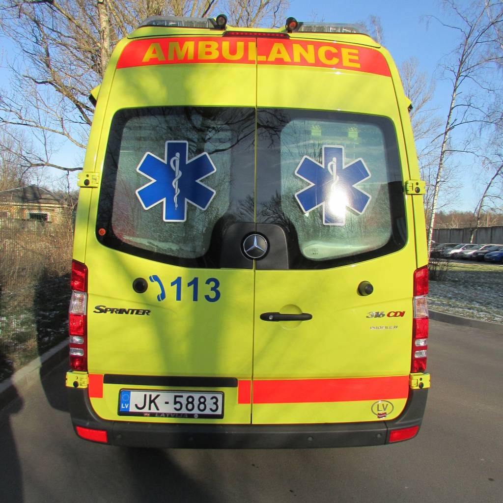 Sieviete kritienā no kūtsaugšas gūst smagas traumas