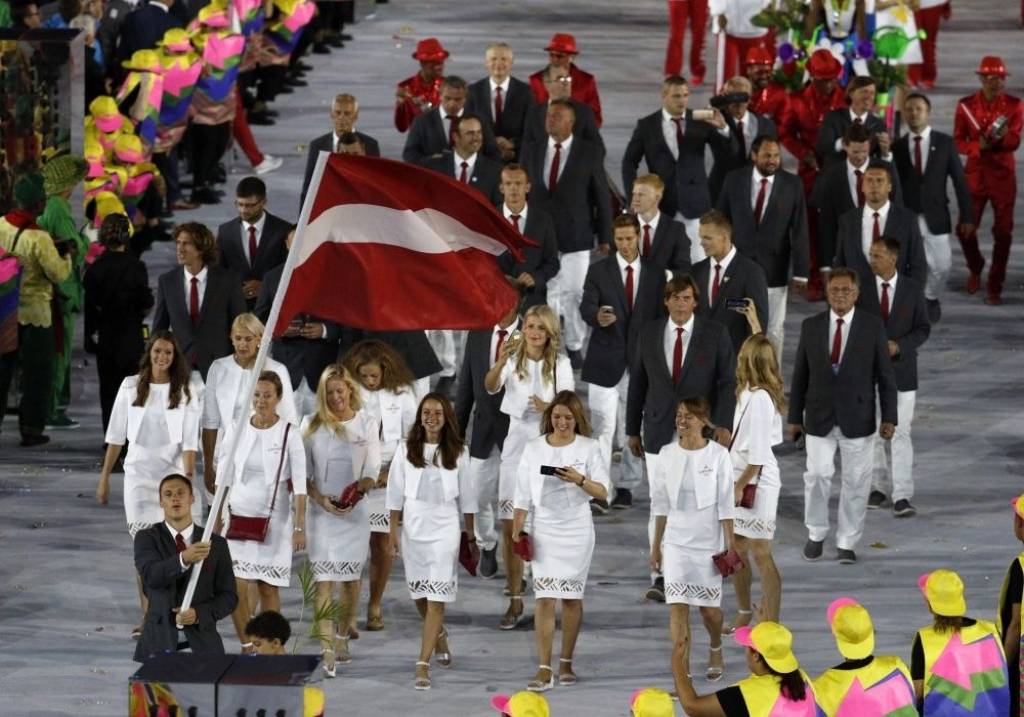 Aizkavējoties bagāžām, Latvijas olimpieši palīdz viens otram ar apģērbu