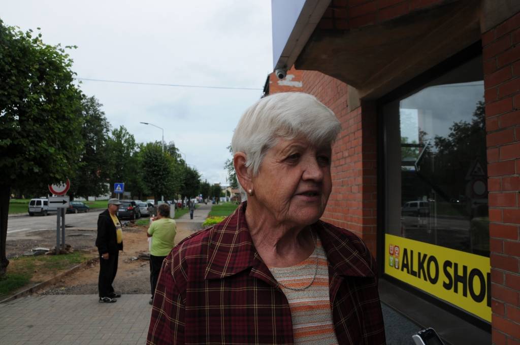 AVĪZE JAUTĀ Vai dēļ šoferu ērtībām Valkā vajadzētu izcirst kokus?