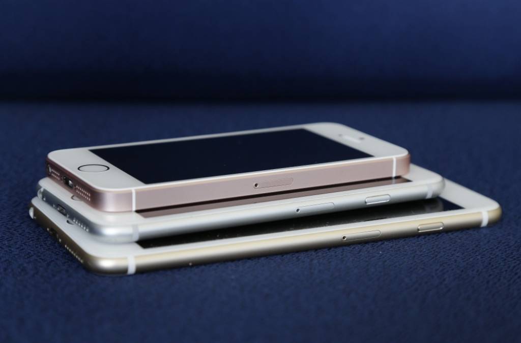 Paredz Iphone pārdošanas apjomu pieaugumu; paaugstina Apple akcijas cenas prognozi