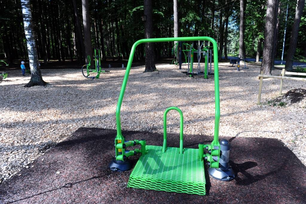 FOTO: Mežaparkā atkāj jaunu daudzfunkcionālu trenažieru laukumu