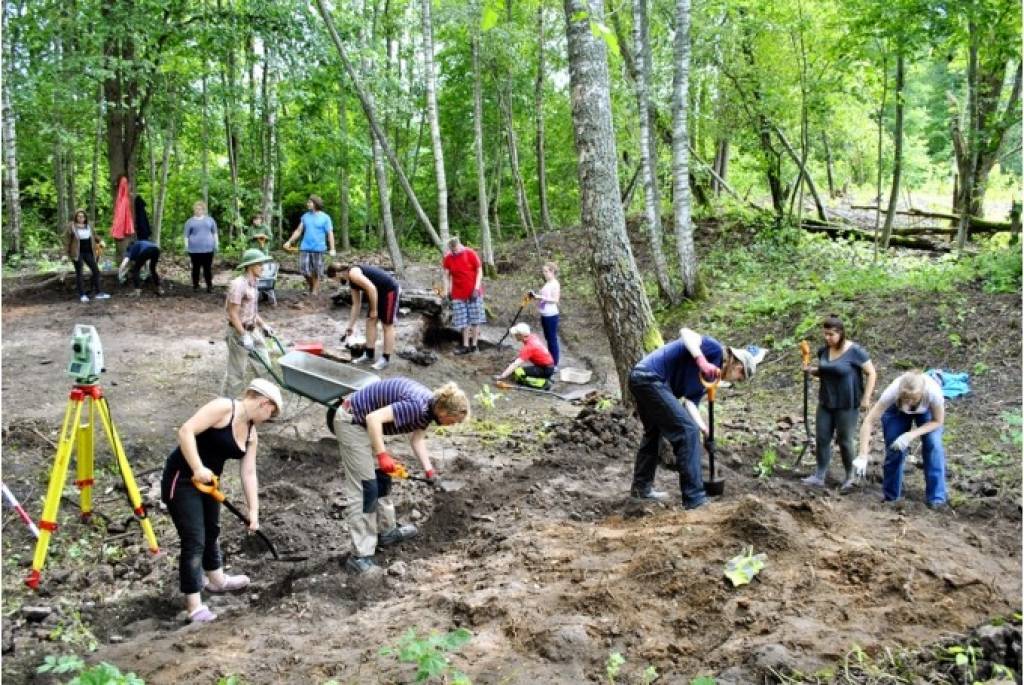Arheologi pēta 17. gadsimta dzelzs ražotni 