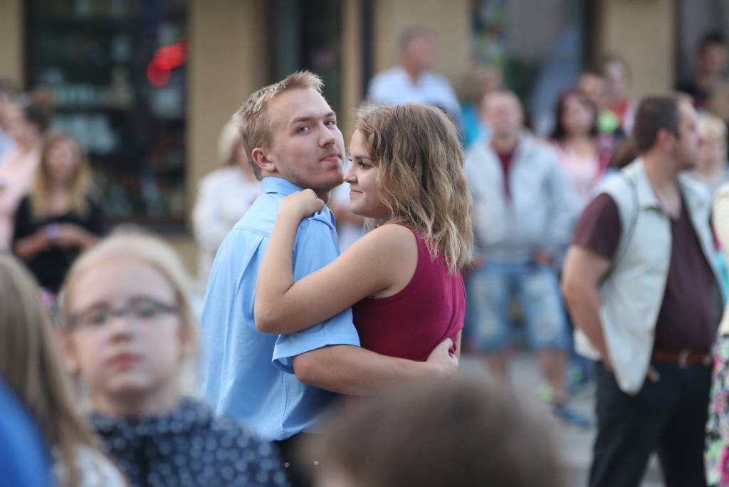 FOTO: Ieskats 1. septembra ballītē Smiltenē