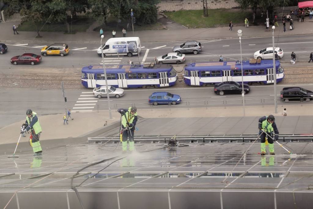 Profesionāļi apšauba Gaismas pils tīrītāju kvalifikāciju